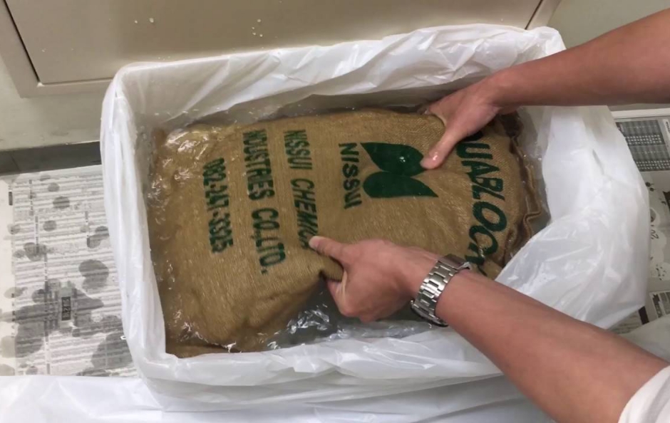 アクアブロックなら土詰め不要！水に浸すだけで急速に膨らみ、使える状態になります。